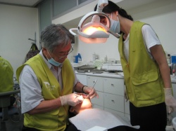 ◇선한이웃클리닉 치과의 진료모습. 10년간 계속해온 자원봉사자가 30여 명 된다.