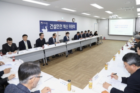◇6일 건설안전 혁신위원회 첫 회의에서 김현미 장관이 발언하고 있다.(사진=국토교통부)