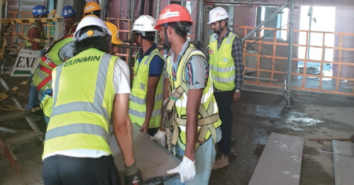◇스리랑카 Waterfront Integrated Resort 시공현장에서 은민에스엔디 현지기술자들이 금속내장재를 이동·설치하고 있다.