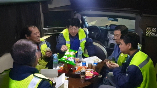 ◇현장 근로자들이 캠핑카에서 휴식을 취하며 간식을 먹고 있다.(사진=서울시설공단 제공)