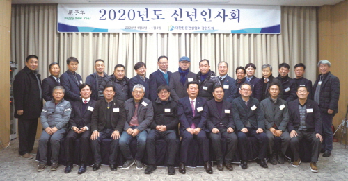 ◇박용석 회장(앞줄 오른쪽 다섯 번째)과 신년인사회 참석자들이 기념촬영을 하고 있다.