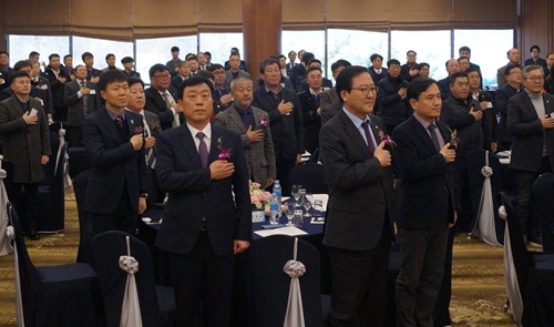 ◇박용석 강원도회장(앞줄 왼쪽 첫 번째), 김영윤 중앙회장(두번째) 등 총회 참석자들이 국민의례를 하고 있다.