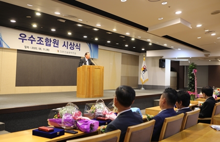 ◇지난달 11일 열린 우수조합원 시상식에서 신현각 운영위원장이 축사를 전하고 있다.
