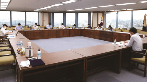 ◇신규직원들이 지난 22일 전문건설회관 대회의실에서 소양교육을 받고 있다.