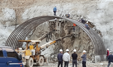 ◇CFT 강관지보재가 터널 굴착 공사에 적용되는 모습. /사진=건설연 제공.