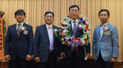 ◇박용석 회장(오른쪽 두번째)이 선거관리위원들과 함께 기념촬영을 하고 있다.