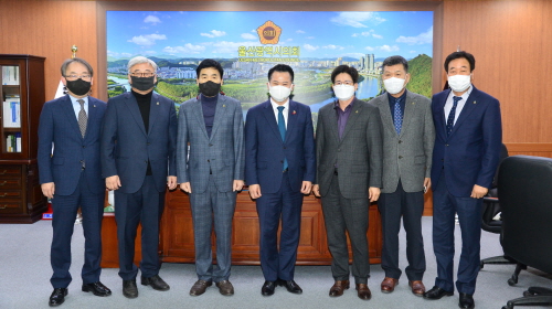◇김홍무 회장(왼쪽 세 번째)과 박병석 의장(왼쪽 네 번째)을 비롯한 간담회 참석자들이 기념촬영을 하고 있다.
