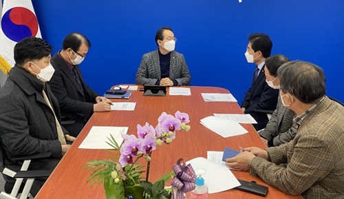 ◇박종회 회장(오른쪽 세 번째)과 강준현 의원(네 번째)이 대화를 나누고 있다.