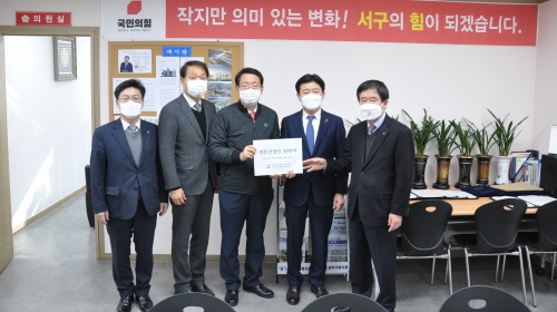 ◇김석 회장(오른쪽 두 번째)이 김상훈 의원(가운데)에게 업계 의견이 담긴 탄원서를 전달하고 있다.