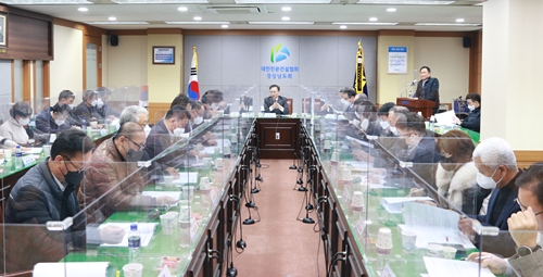 ◇김종주 회장(사진 가운데)이 공공공사 발주 관련 문제 해결 방안 모색을 위한 연석회의를 진행하고 있다.