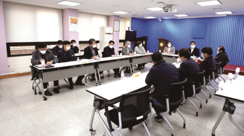 ◇지난 9일 열린 지역 건설업체 활성화 간담회에서 김포시 협의회 관계자들이 건의사항을 전달하고 있다.