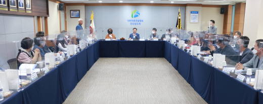 ◇경남도회가 7일 개최한 생산체계 개편 관련 지역운영위원회 회의에서 김종주 회장(가운데)이 회의를 주재하고 있다.