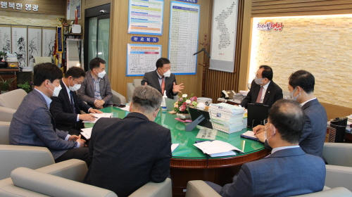 ◇고성수 회장(오른쪽 네 번째)과 김준성 군수(오른쪽 세 번째) 등이 간담회에서 의견을 교환하고 있다.