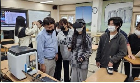 ◇박남용 교수(왼쪽)가 가상(VR)현실을 활용한 건설 기술교육을 하고 있다.