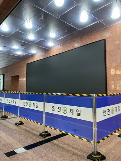 ◇대형 LCD 디스플레이 설치 작업 중인 서울 전문건설회관 1층 로비.
