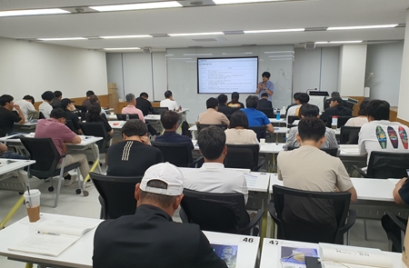 ◇지난 7일 박기경 조합 기술교육원 교수가 대전분원에서 강의를 진행하고 있다.