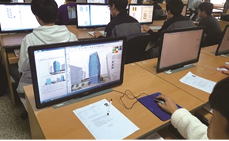 ◇수강생이 조합 기술교육원에서 BIM 설계도를 설계하는 모습.