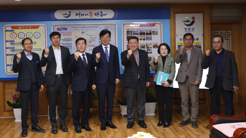 ◇고성수 회장(오른쪽 네 번째)과 김성 군수(다섯 번째)를 비롯한 간담회 참석자들이 기념촬영을 하고 있다.
