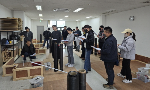 ◇인천시회 회원사 임직원들이 방수기능사 취득 실습교육을 받고 있다.