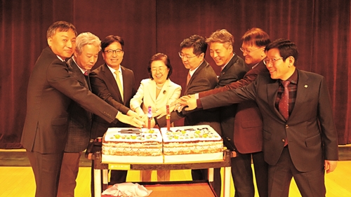 ◇이은재 조합 이사장(왼쪽 네 번째)과 조합 임원진이 창립 36주년 기념 떡케이크 커팅식을 하고 있다.