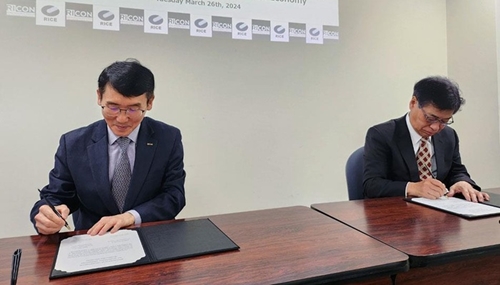 ◇김희수 원장(왼쪽)과 사사키 모토이 이사장이 MOU 행사에서 협약서에 서명하고 있다.