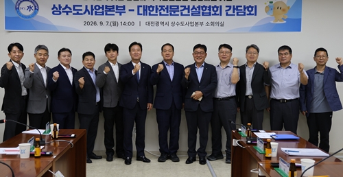 ◇윤태연 회장(왼쪽 여섯 번째)이 김태수 본부장(일곱 번째) 등 간담회 참석자들과 기념촬영을 하고 있다.